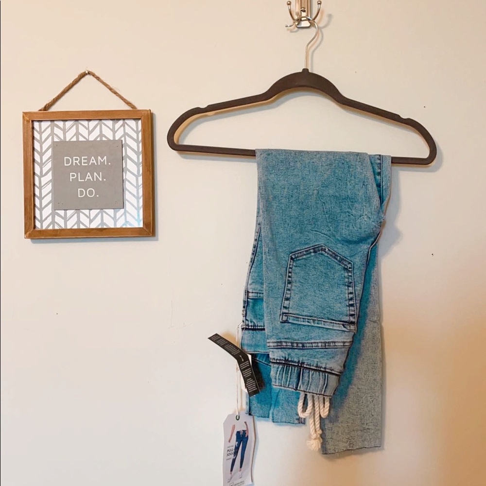 PULL-ON JOGGER JEANS